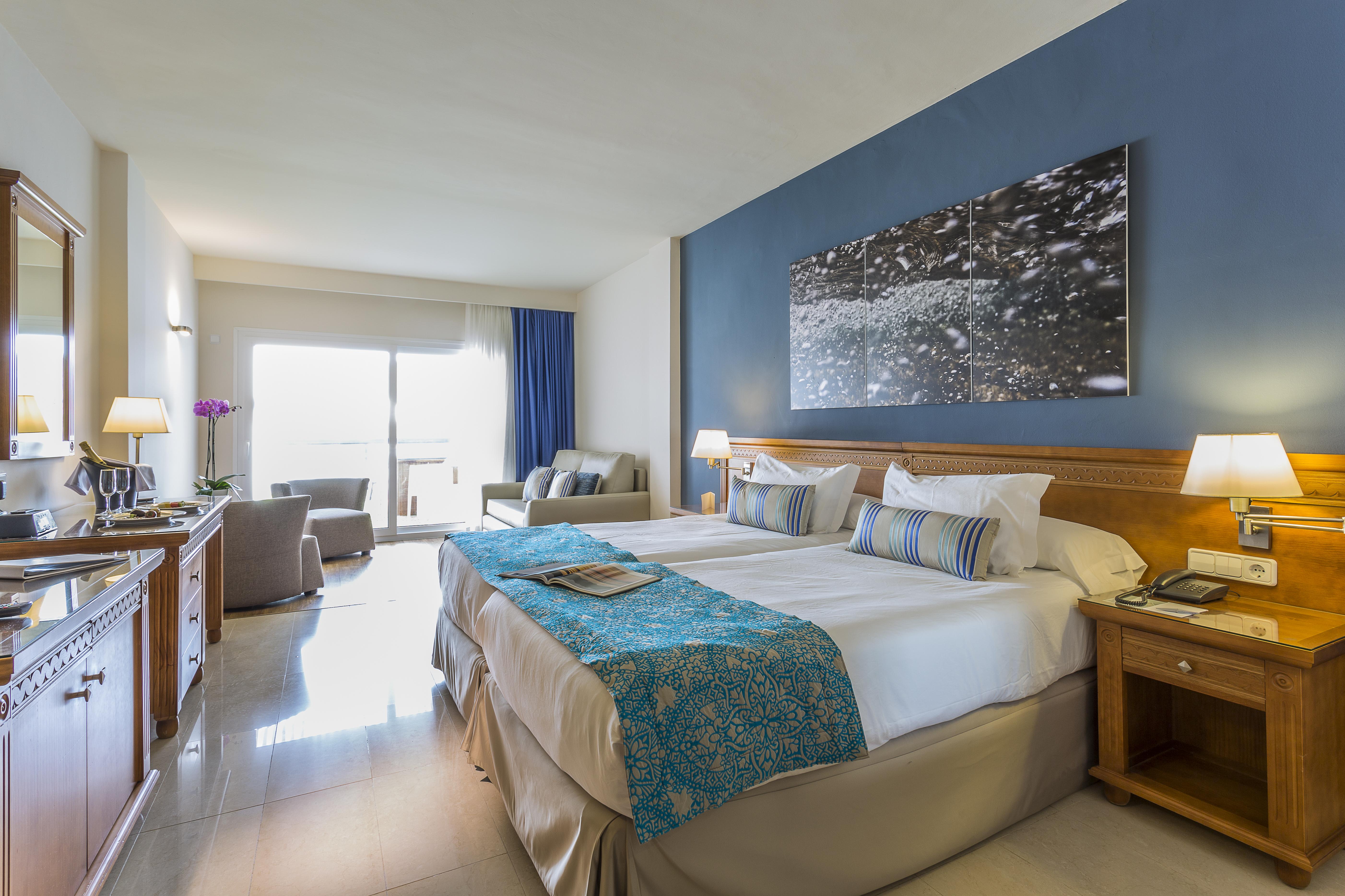 Grand Palladium Select Palace Ibiza Плая ден Боса Екстериор снимка A room at the Iberostar Grand Hotel Bahia, in Seville, Spain