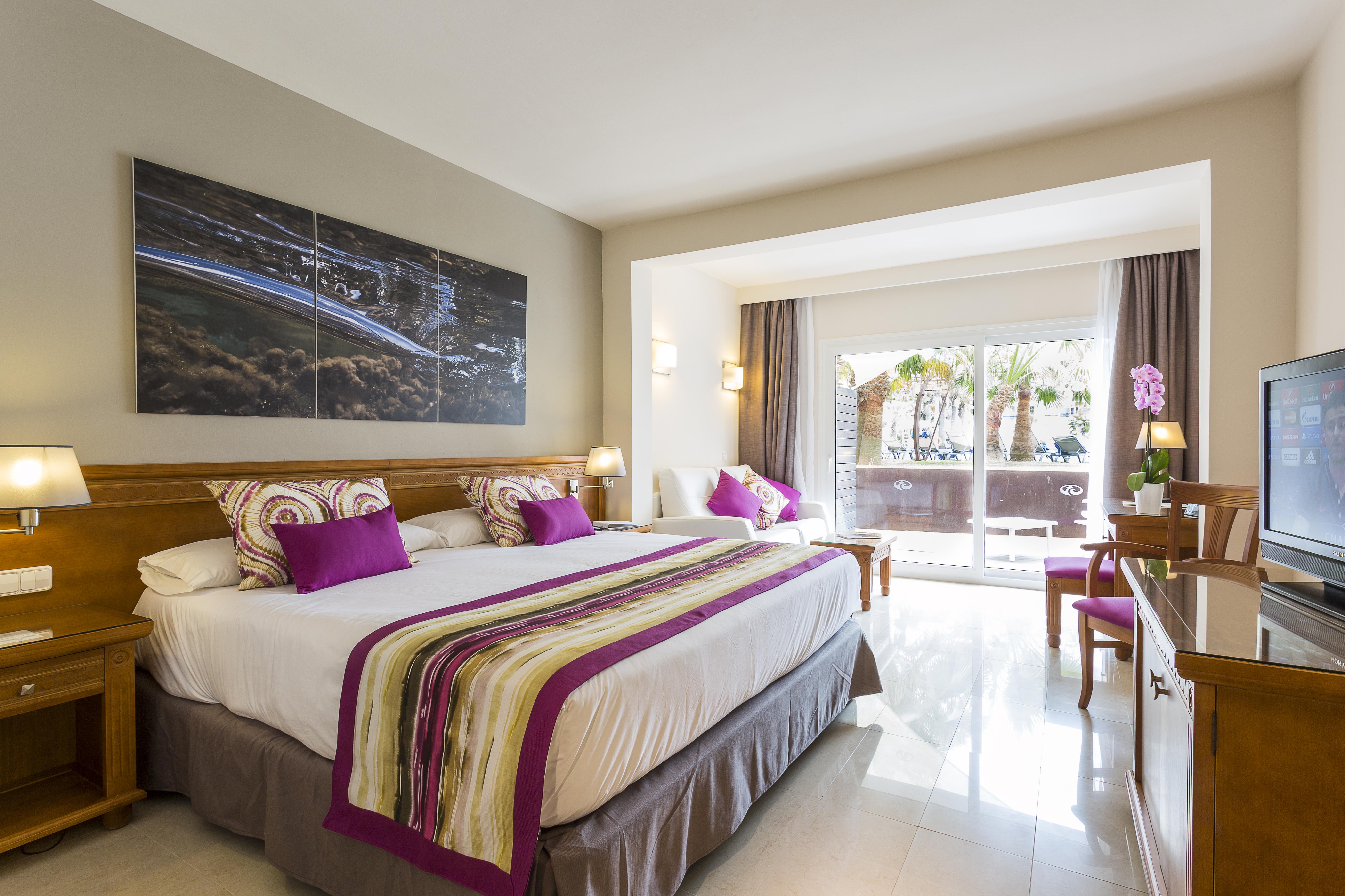 Grand Palladium Select Palace Ibiza Плая ден Боса Екстериор снимка A room at the hotel