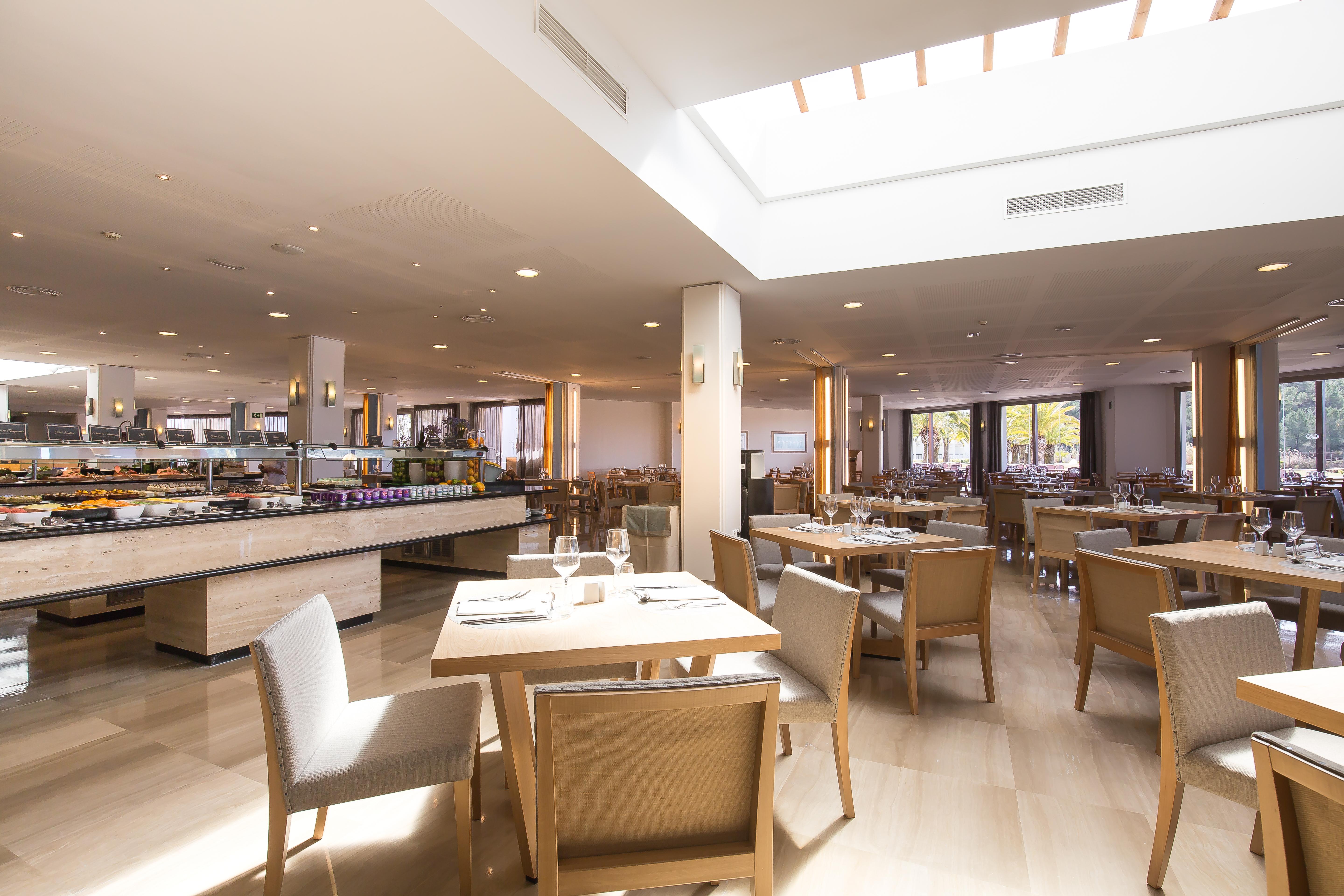 Grand Palladium Select Palace Ibiza Плая ден Боса Екстериор снимка The restaurant at the hotel
