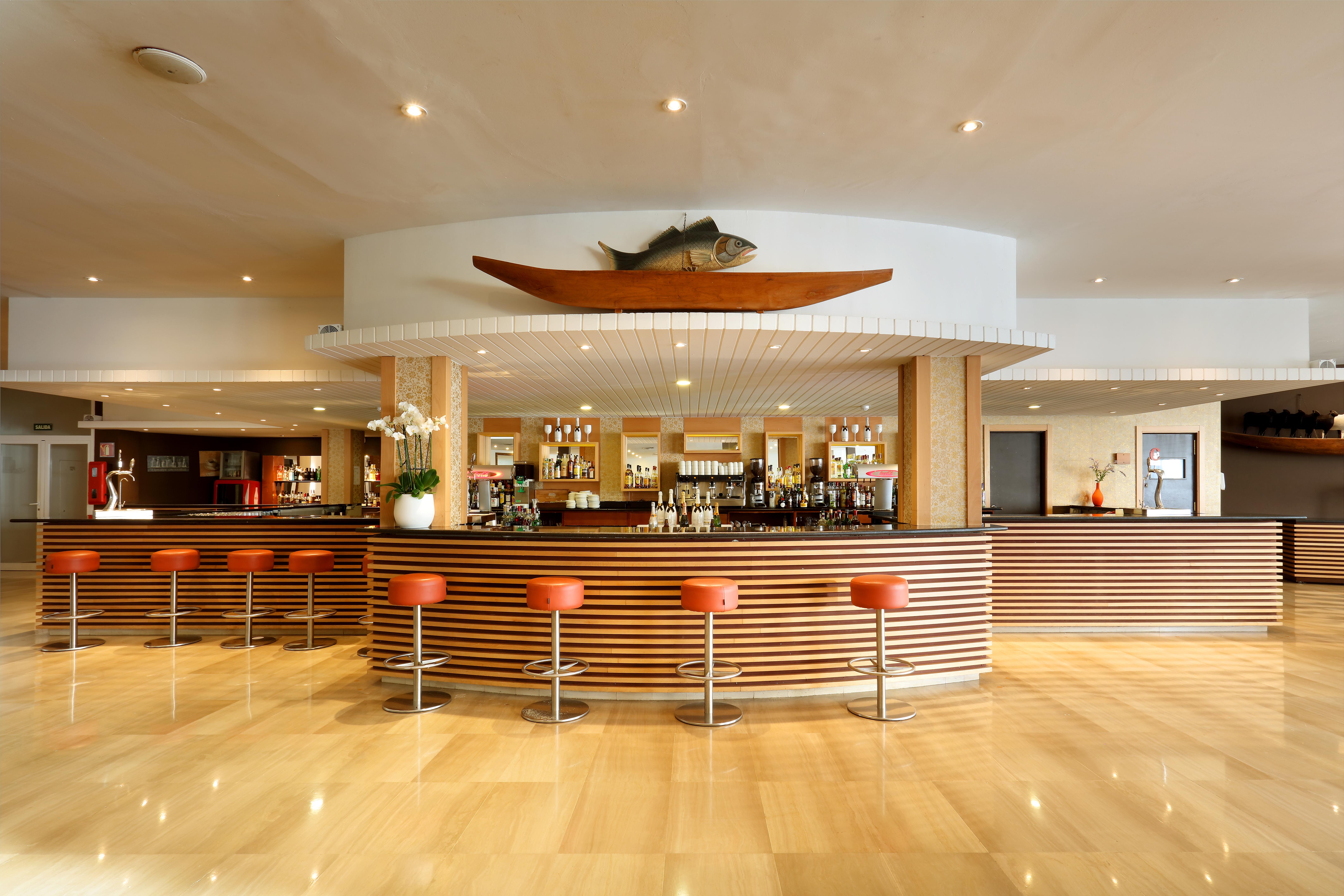 Grand Palladium Select Palace Ibiza Плая ден Боса Екстериор снимка The bar at the hotel