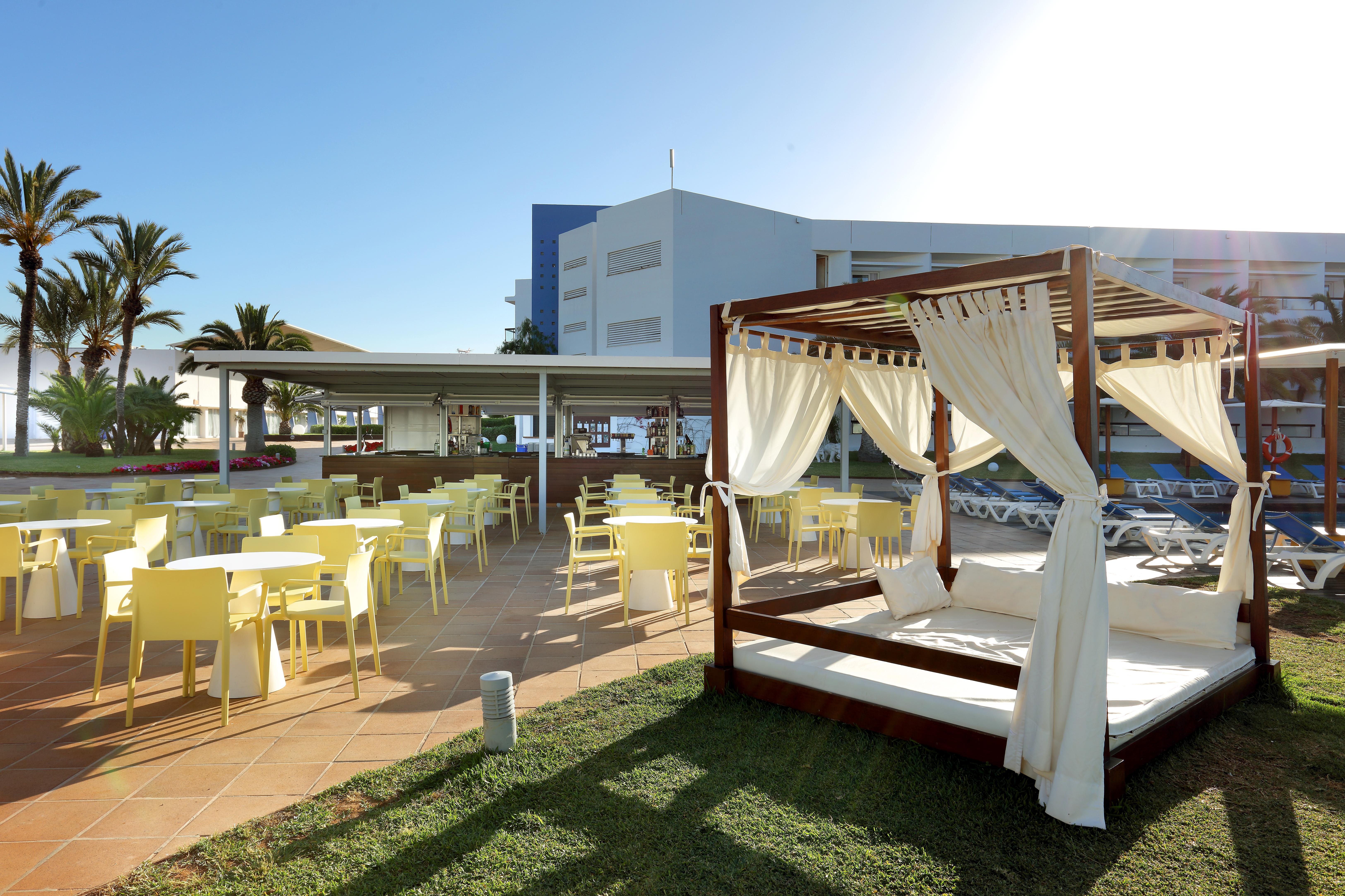 Grand Palladium Select Palace Ibiza Плая ден Боса Екстериор снимка The hotel's pool area